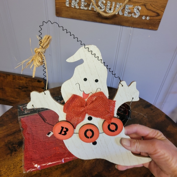 NWT lot of 2 Halloween decorations red creepy cloth & cute ghost wall decor - Picture 4 of 9